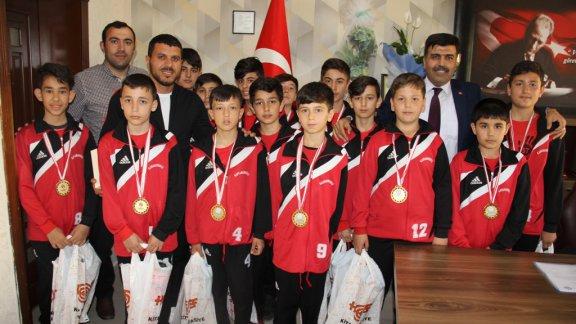 Küçük Erkekler Hentbol Türkiye Finalleri´nde ilimizi temsil edecek olan Arslanbey Ortaokulu Hentbol Takımı, İlçe Milli Eğitim Müdürümüz Harun KURT´u ziyaret ettiler.