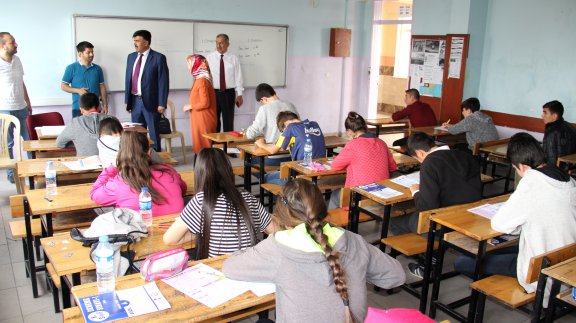 İlçe Milli Eğitim Müdürümüz Harun KURT, "Başarıyı Okulla Yakala Projesi" Kapsamında Merkezi Sistem Sınavı Denemesi Yapılan Okulları Ziyaret Etti.