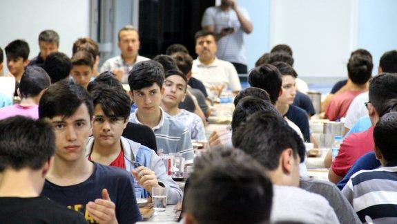 İlçe Milli Eğitim Müdürümüz Harun KURT, Hoca Ahmet Yesevi Proje İmam Hatip Lisesi Pansiyonunda Öğrencilerle İftar Yaptı.