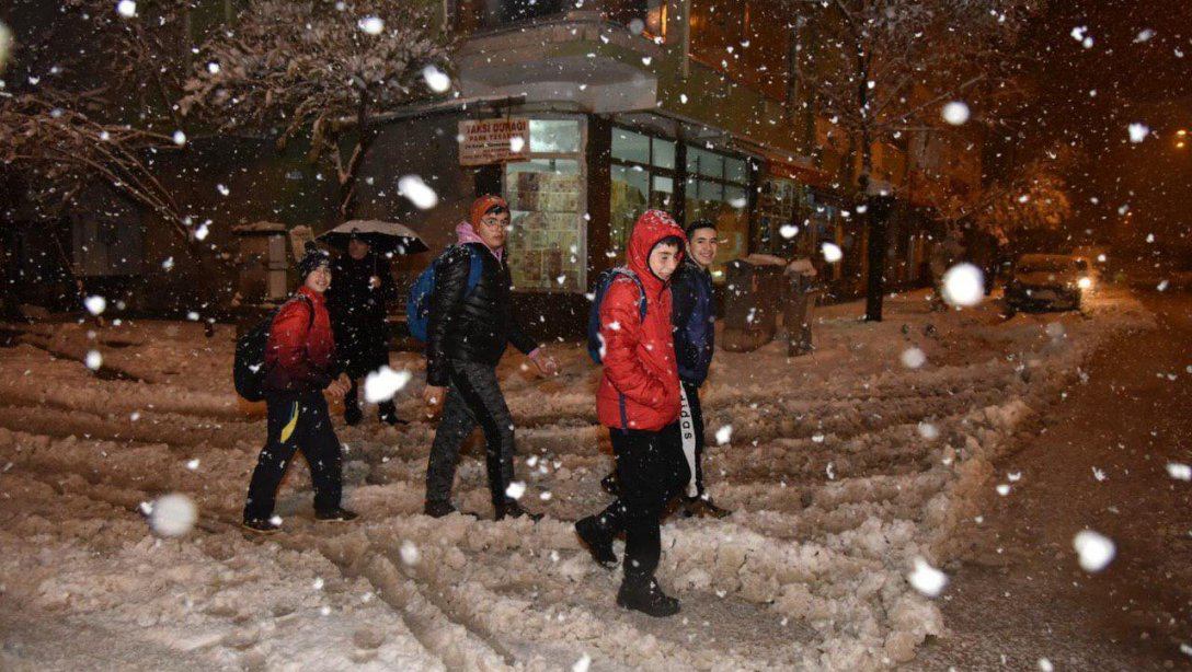 Yoğun Kar Yağışı ve Buzlanma Nedeniyle Tatil Edilen Okullarımız