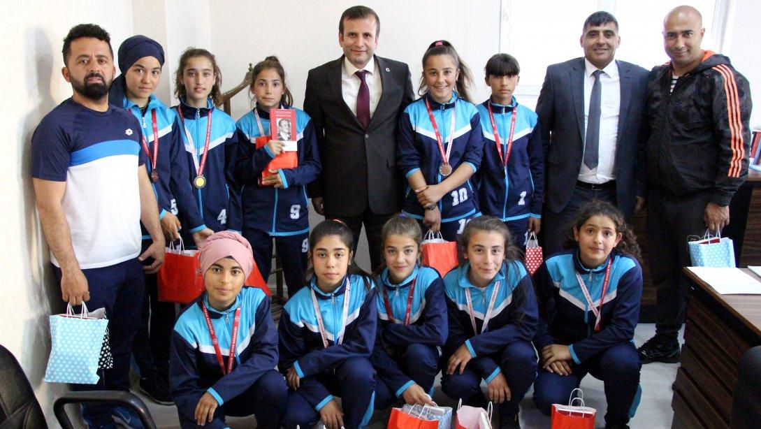 Yıldız Kızlar Futbol Türkiye Finalisti Sümer Ortaokulu´ndan Ziyaret