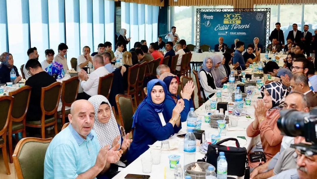 YKS'DE İLK 1000'E GİREN ÖĞRENCİLER ÖDÜLLENDİRİLDİ